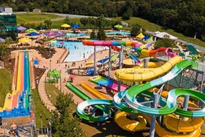 Een waterpark met verschillende glijbanen en zwembaden.