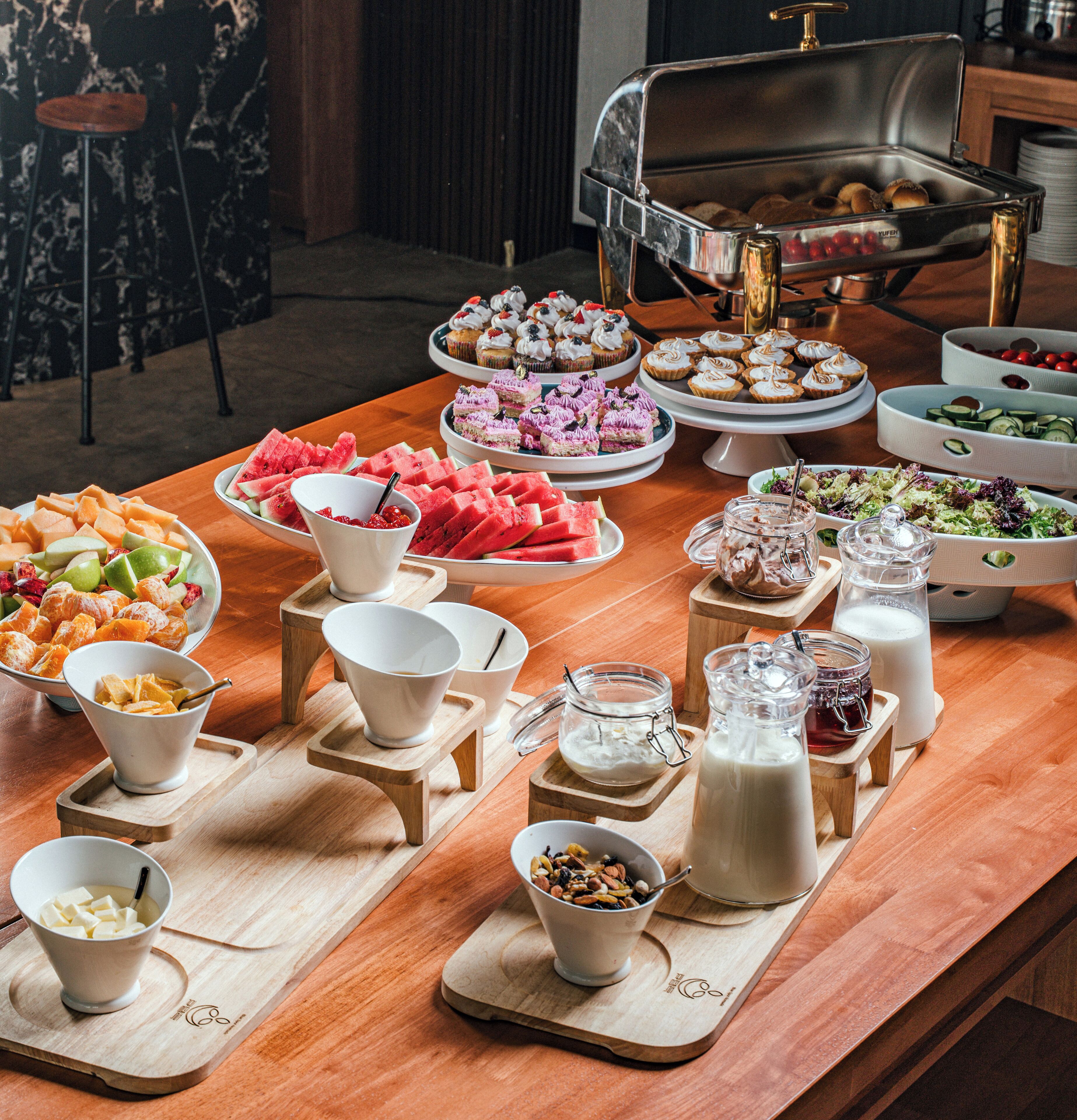 Een buffet met diverse gerechten en drankjes.