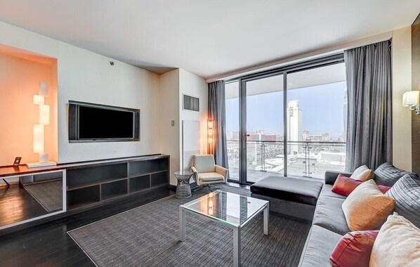 Luxury Studio, Balcony, Mountain View | Living area