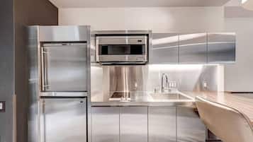 Full-sized fridge, microwave, oven, stovetop