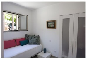 4 chambres, fer et planche à repasser, lit de bébé portatif