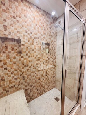 Een douche, milieuvriendelijke toiletartikelen, een haardroger