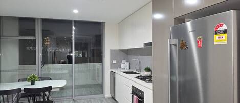 Refrigerador, microondas, horno, placa de cocina