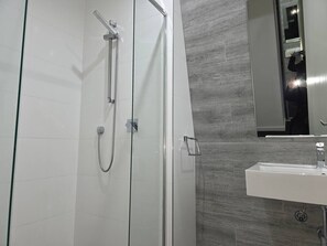 淋浴設備、風筒、提供毛巾、番梘