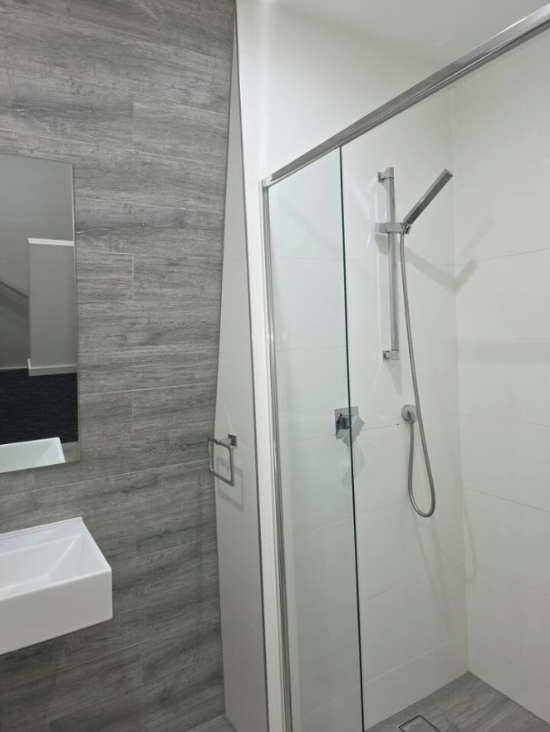 Dusj, hårføner, håndklær og såpe