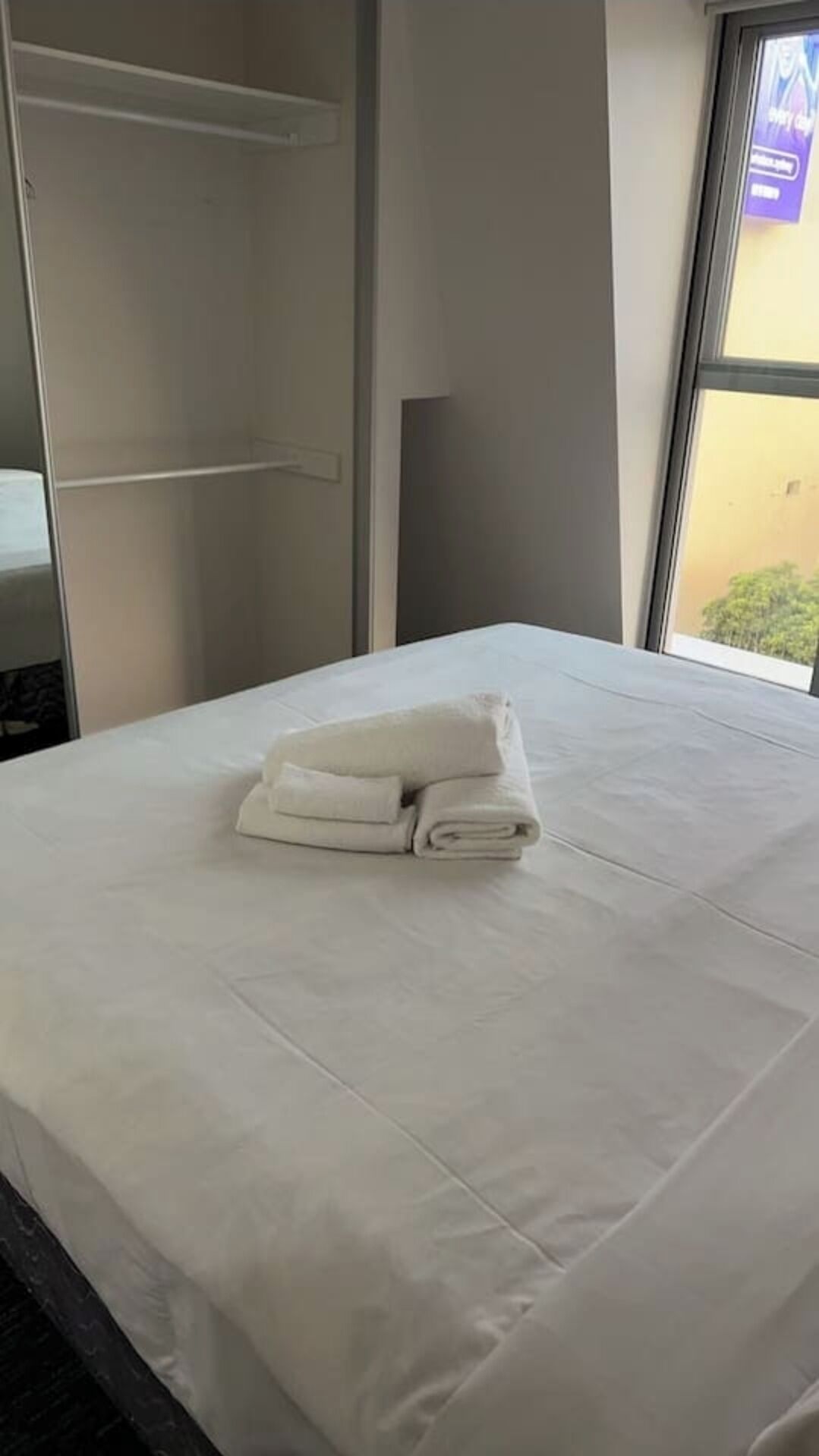 2 soverom, strykejern/-brett og sengetøy