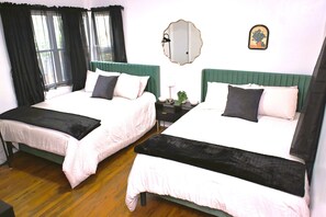 Escritorio, tabla de planchar con plancha, wifi gratis y ropa de cama 