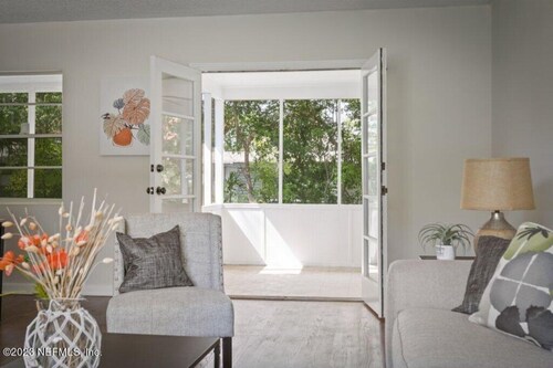 Sleeps 10-Stay For Business or Pleasure-Downtown 15 min, Beaches 20-Pets Welcome