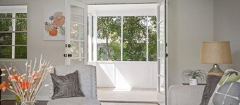 Sleeps 10-Stay For Business or Pleasure-Downtown 15 min, Beaches 20-Pets Welcome