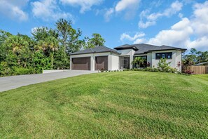 Exterior - Brand New, Family Friendly Spacious- Home Sleeps 12 + 10 mins to Gulf Beaches (Englewood)
