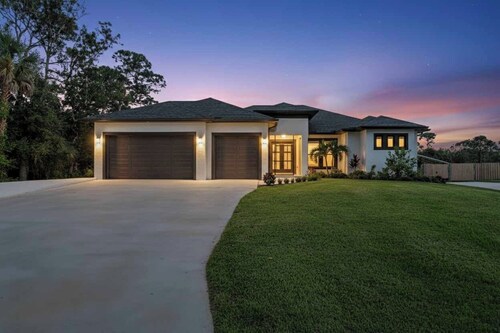 Brand New, Family Friendly Spacious- Home Sleeps 12 + 10 mins to Gulf Beaches