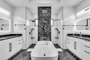 Shower, hair dryer, towels, soap - Brand New, Family Friendly Spacious- Home Sleeps 12 + 10 mins to Gulf Beaches (Englewood)