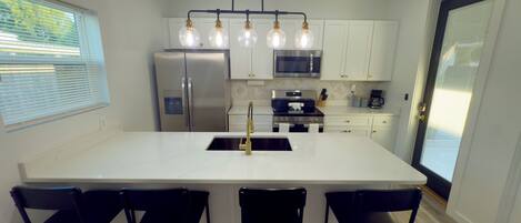 Réfrigérateur, micro-ondes, four, plaque de cuisson