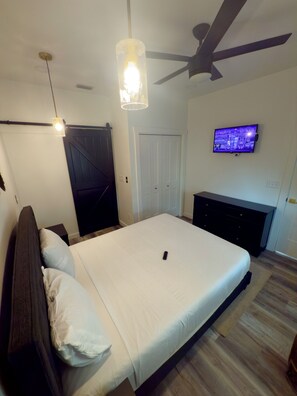 2 soverom, safe på rommet, strykejern/-brett og wi-fi (inkludert)