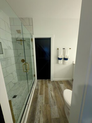 Dusj, hårføner, håndklær og såpe