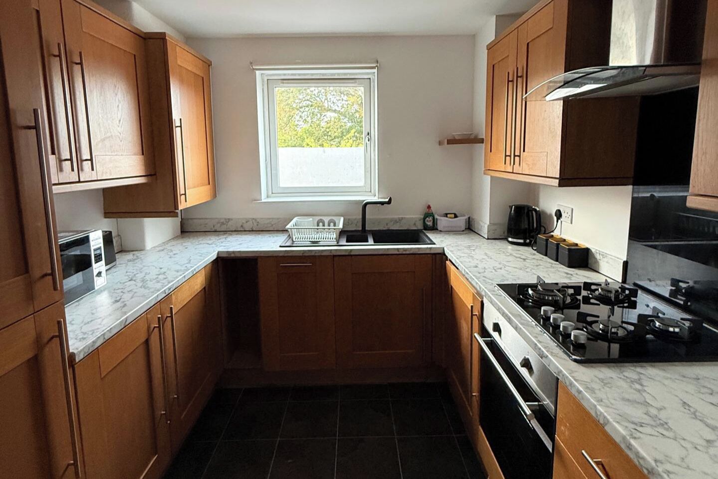 Geladeira, micro-ondas, fogão, cooktop