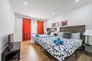 4 bedrooms, iron/ironing board, Internet, bed sheets - Waterfront 4BR Bungalow by Lake in Port Credit, Mississauga close to Airport (Mississauga)