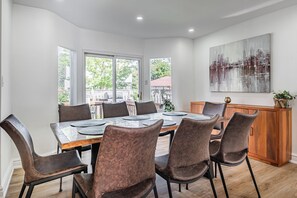 Dining - Waterfront 4BR Bungalow by Lake in Port Credit, Mississauga close to Airport (Mississauga)