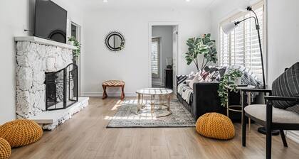 Lakefront Bungalow in Port Credit, Mississauga South