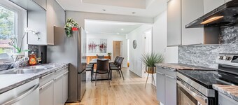 Waterfront 4BR Bungalow by Lake in Port Credit, Mississauga close to Airport