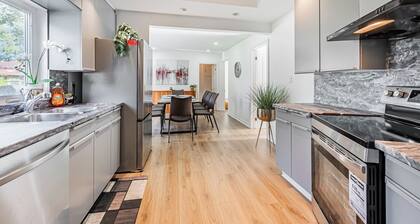 Waterfront 4BR Bungalow by Lake in Port Credit, Mississauga close to Airport