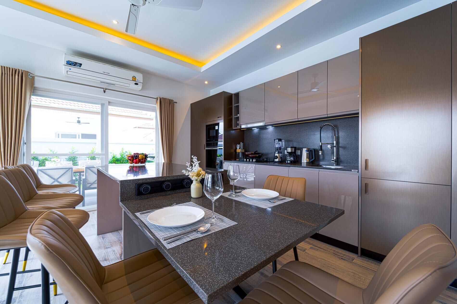 Vila, vista para a piscina | Cozinha privada | Geladeira grande, micro-ondas, fogão, cooktop