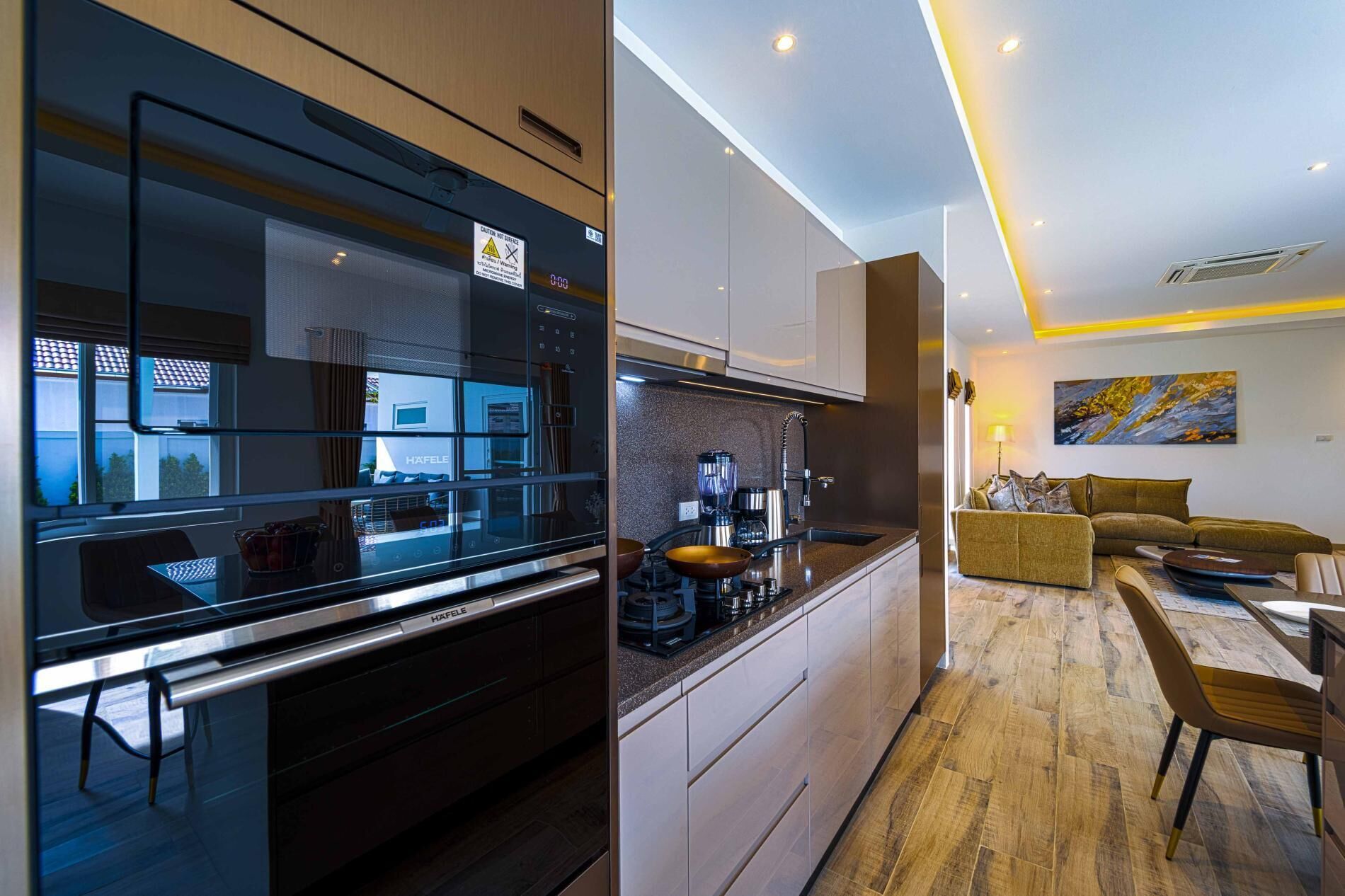 Vila, vista para a piscina | Cozinha privada | Geladeira grande, micro-ondas, fogão, cooktop