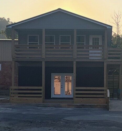 Charming 2-bed/1 bath apartment in Logan near HMTS, dining, and shopping