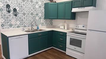 Microondas, horno, parrilla de estufa y lavavajillas