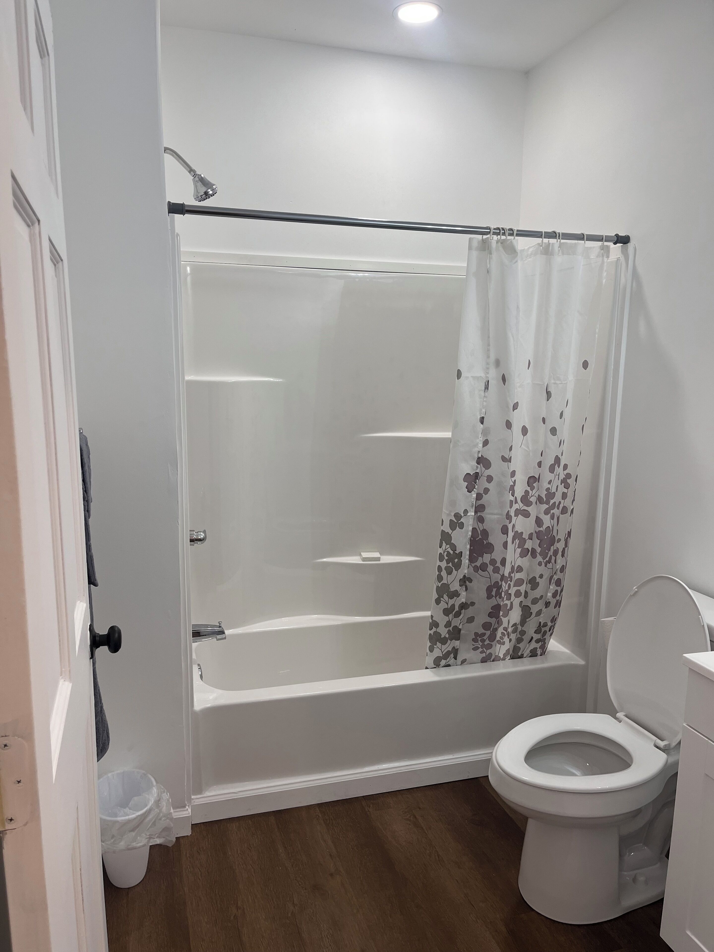 Een haardroger, handdoeken, zeep, toiletpapier