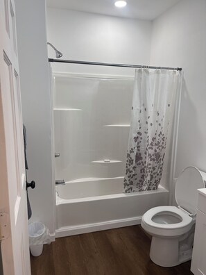 Een haardroger, handdoeken, zeep, toiletpapier