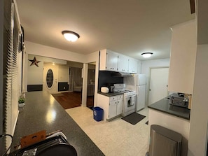 Kjøleskap, mikrobølgeovn, ovn og kokeplater