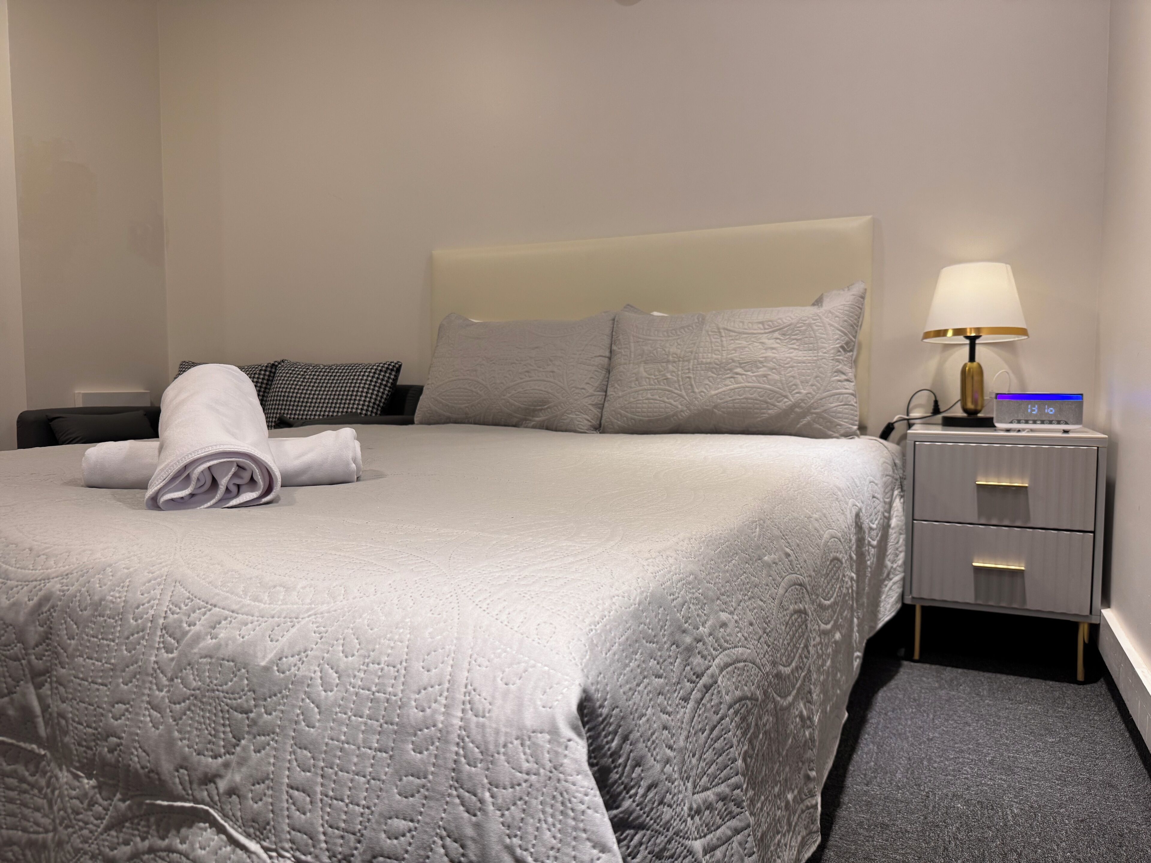 مكتب ومساحة عمل للكمبيوتر المحمول وواي فاي مجانًا