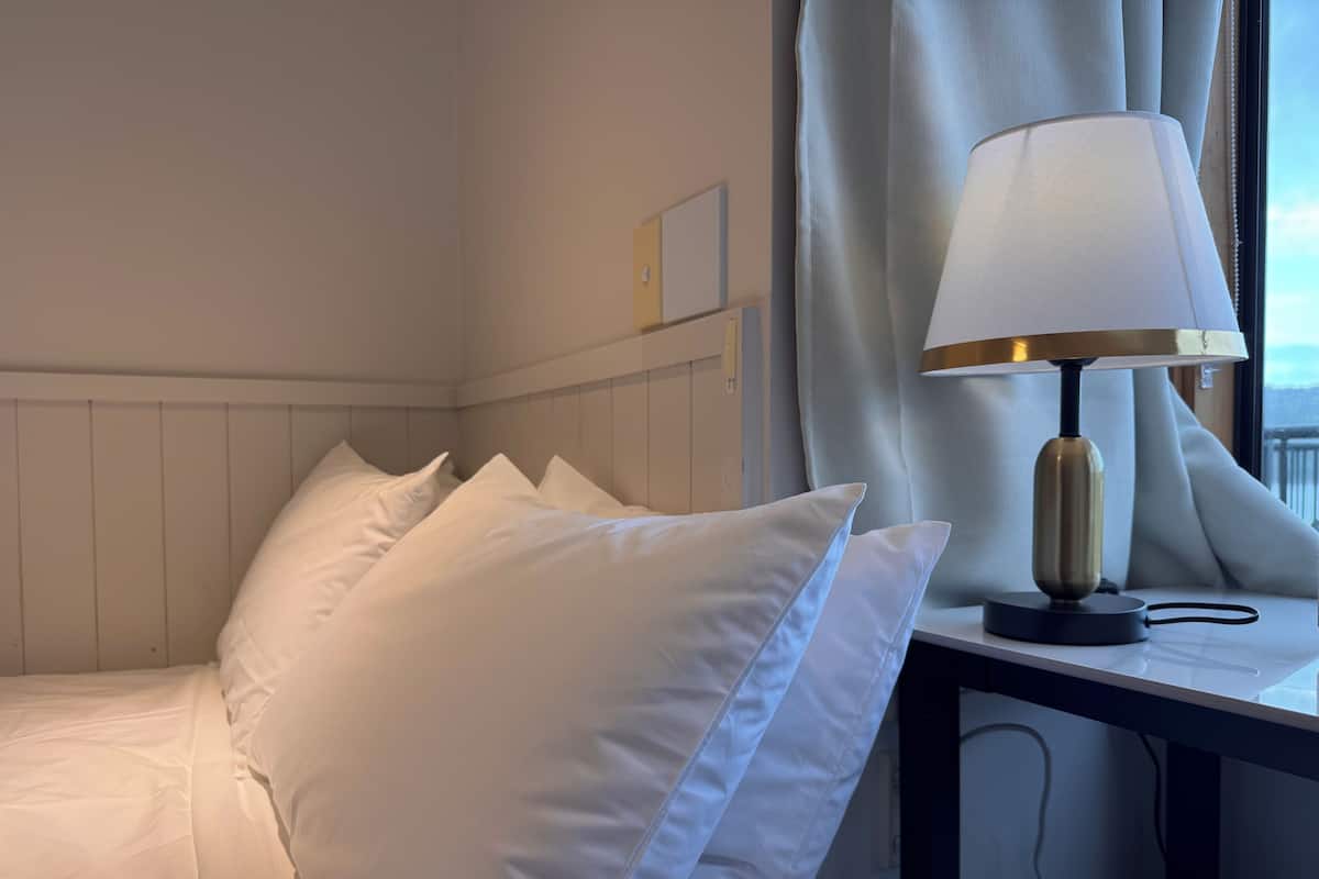 مكتب ومساحة عمل للكمبيوتر المحمول وواي فاي مجانًا