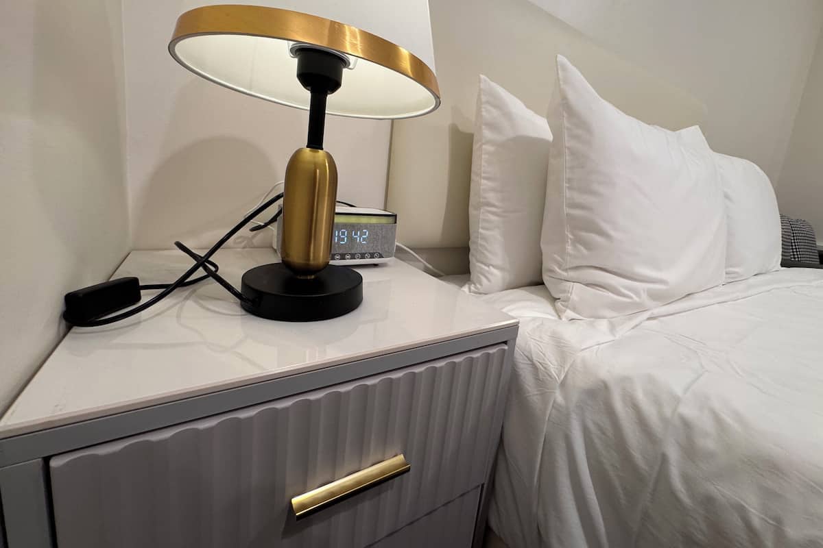 Una scrivania, postazione laptop, Wi-Fi gratuito