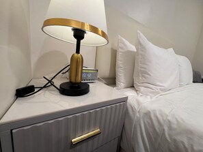 Desk, laptop workspace, free WiFi - Harbour View Lodge (Porirua)