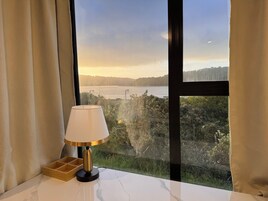 办公桌、笔记本电脑工作区、免费 WiFi