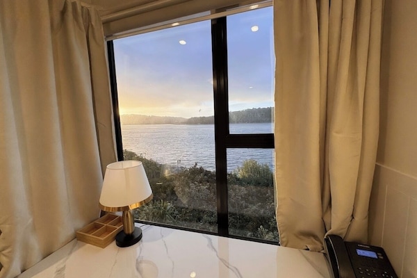 Bureau, espace de travail pour ordinateur portable, Wi-Fi gratuit