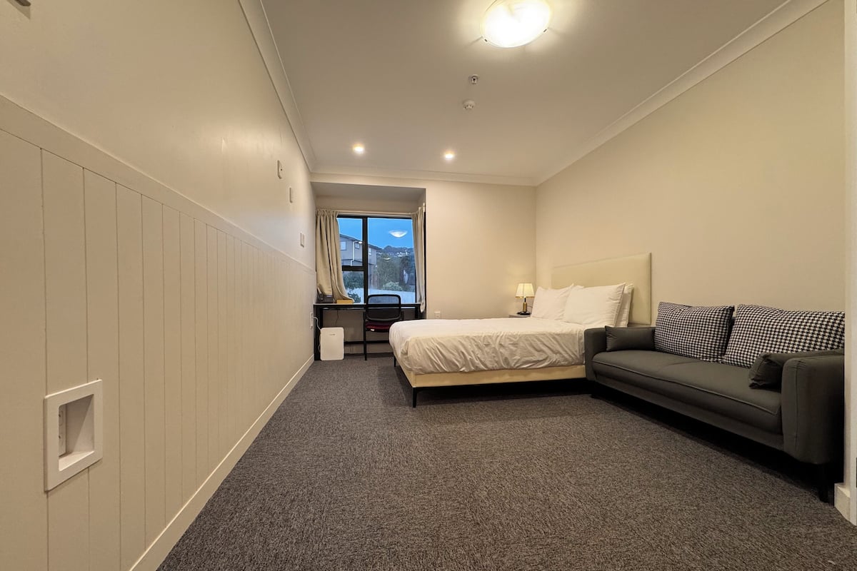 Quarto casal, 1 cama Queen, para não fumantes, vista para o jardim | Escrivaninha, espaço de trabalho para notebook, Wi-Fi de cortesia