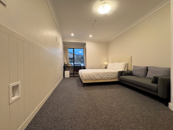 مكتب ومساحة عمل للكمبيوتر المحمول وواي فاي مجانًا