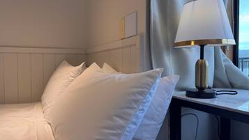 Escritorio, espacio para trabajar con laptop y wifi gratis