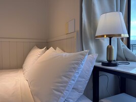 办公桌、笔记本电脑工作区、免费 WiFi