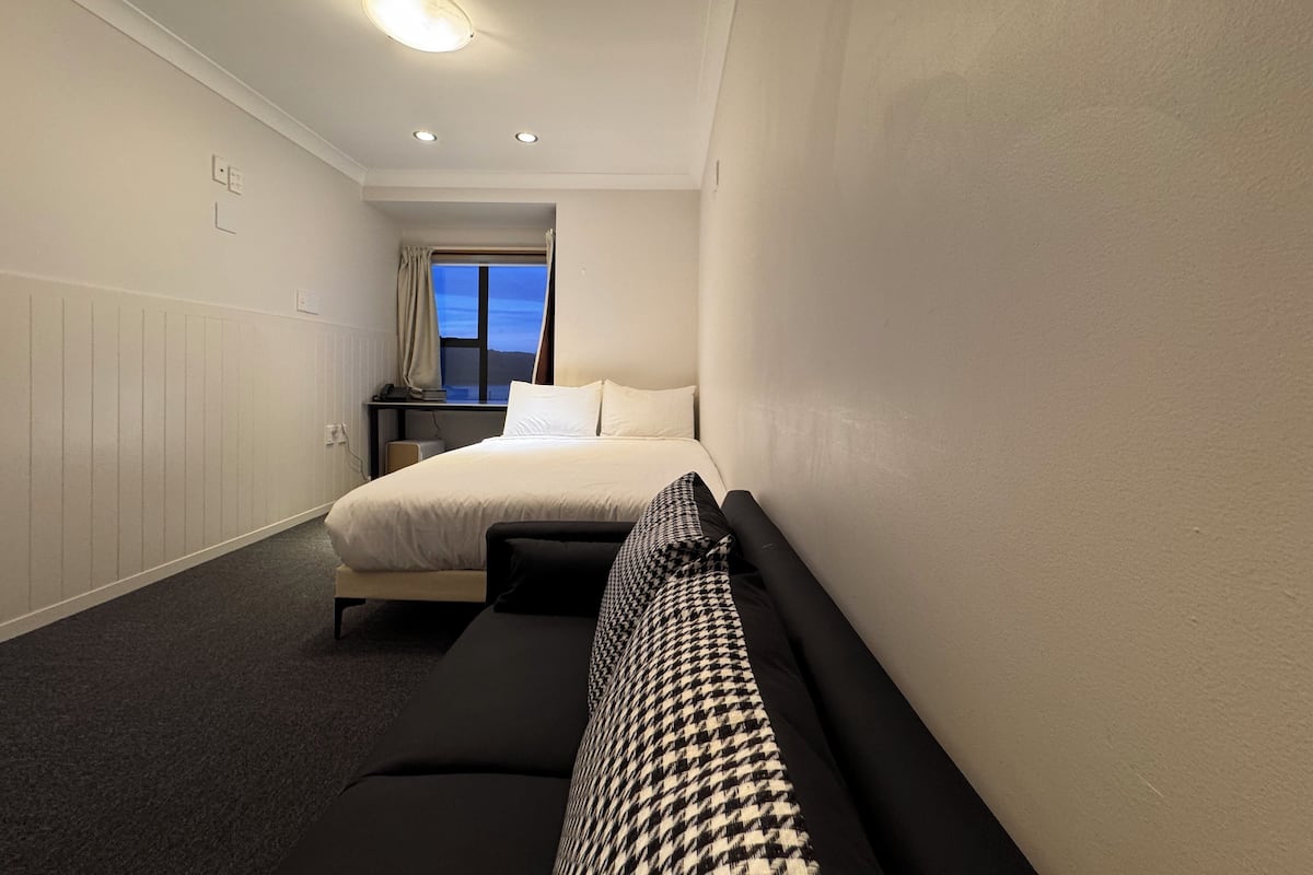 مكتب ومساحة عمل للكمبيوتر المحمول وواي فاي مجانًا