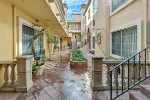 Exterior - Quiet Cozy 1-bedrm condo in a secure building near LAX/SoFI/Beach. Pet friendly! (Los Angeles)