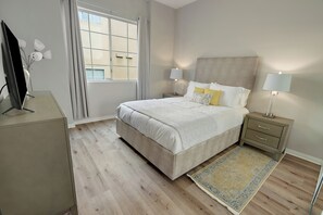 1 bedroom, iron/ironing board, WiFi, bed sheets - Quiet Cozy 1-bedrm condo in a secure building near LAX/SoFI/Beach. Pet friendly! (Los Angeles)