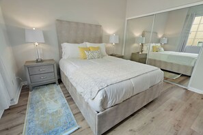 1 bedroom, iron/ironing board, WiFi, bed sheets - Quiet Cozy 1-bedrm condo in a secure building near LAX/SoFI/Beach. Pet friendly! (Los Angeles)