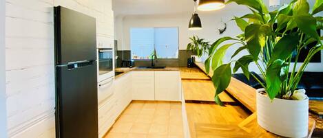 Fridge, microwave, oven, stovetop