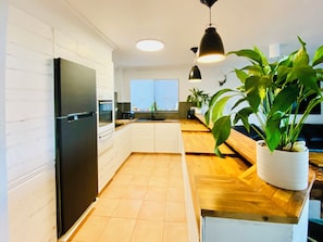 Refrigerador, microondas, horno y parrilla de estufa