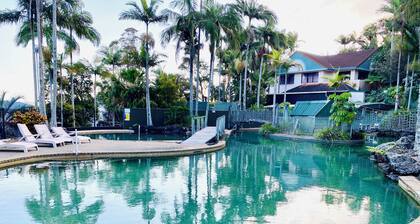 2br Apartment, Pool, 12 mins to GC Airport