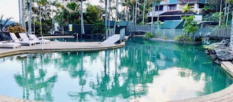 2br Apartment, Pool, 12 mins to GC Airport